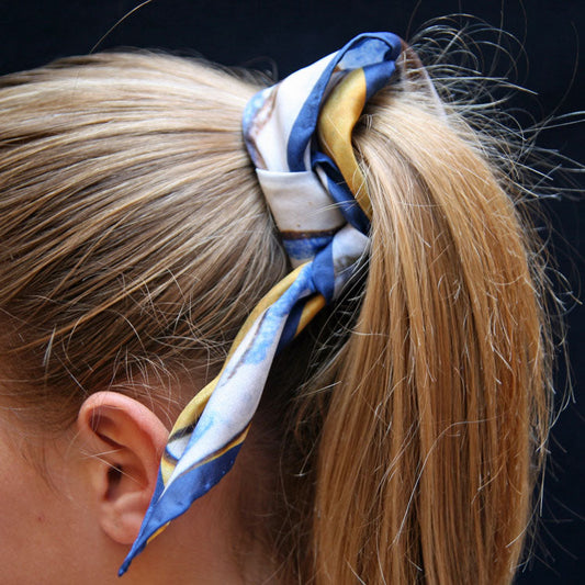 Foulard en soie porté dans les cheveux