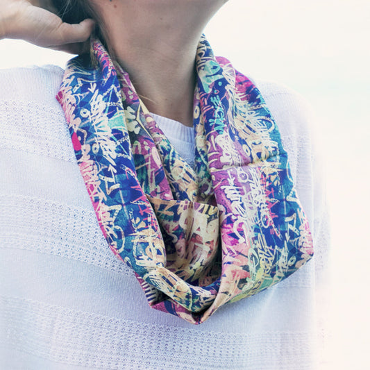 Snood foulard tubulaire en soie imprimé grafique rose bleu