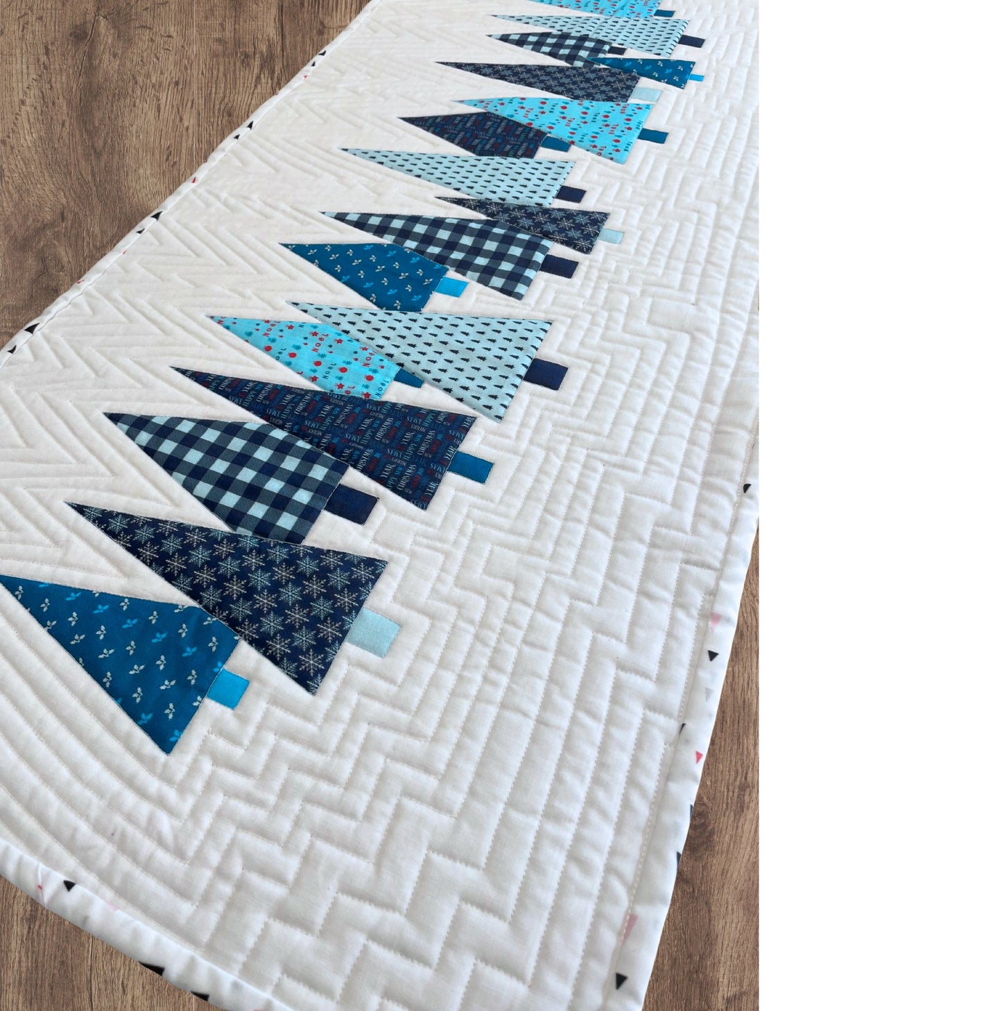 Kit patchwork de Noël – Chemin de table appliqué Sapins bleus