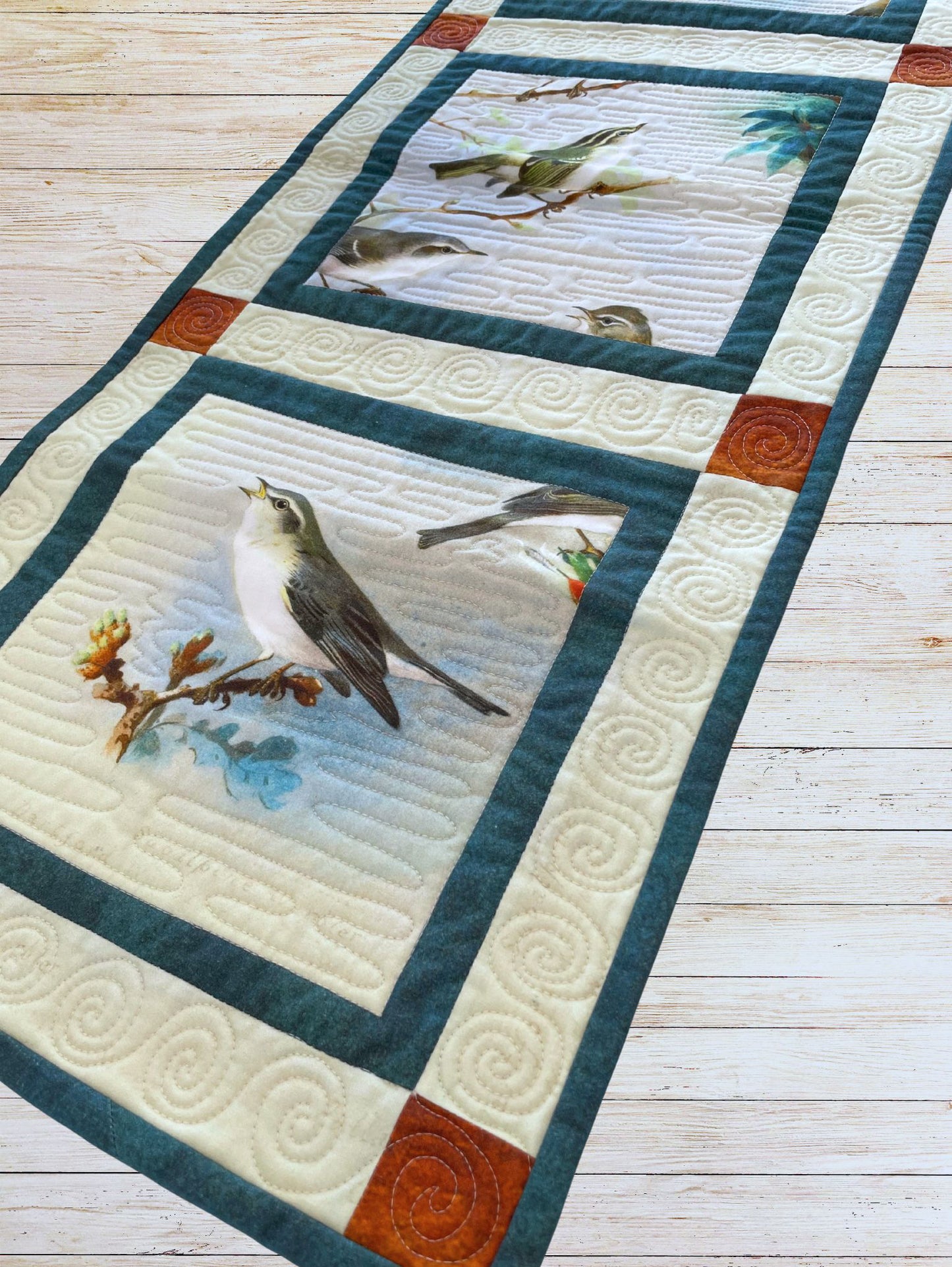 Chemin de table aux oiseaux en patchwork détail du piquage machine