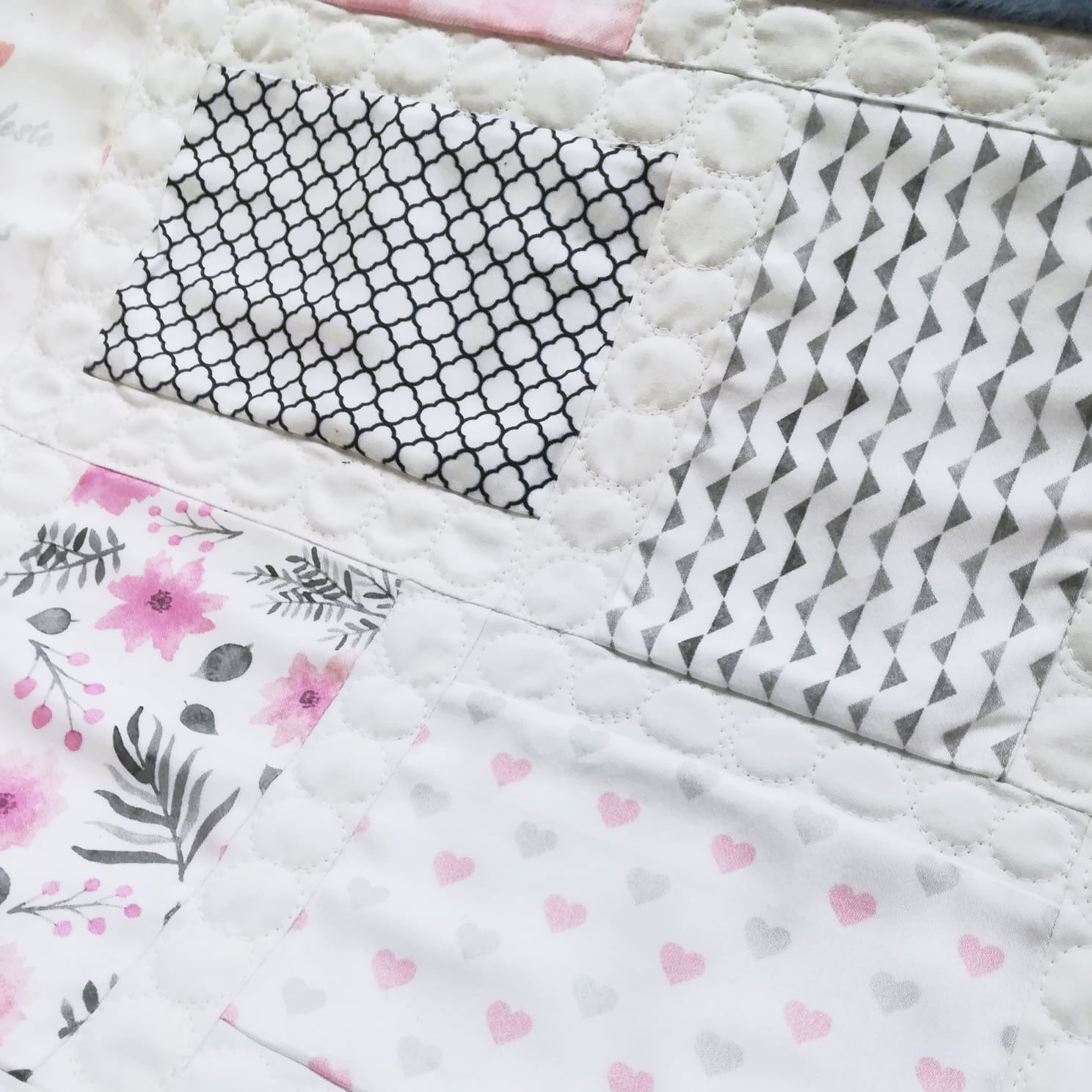 Détail matelassage machine piquage libre en cercles couverture patchwork enfant