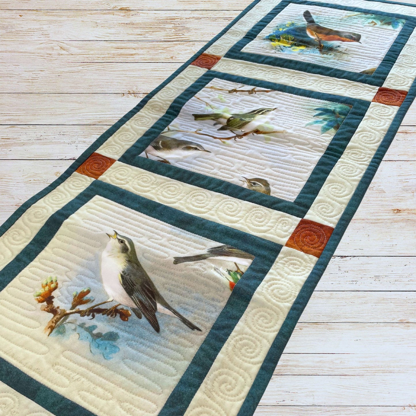 Chemin de table en patchwork aux oiseaux de 3 blocs