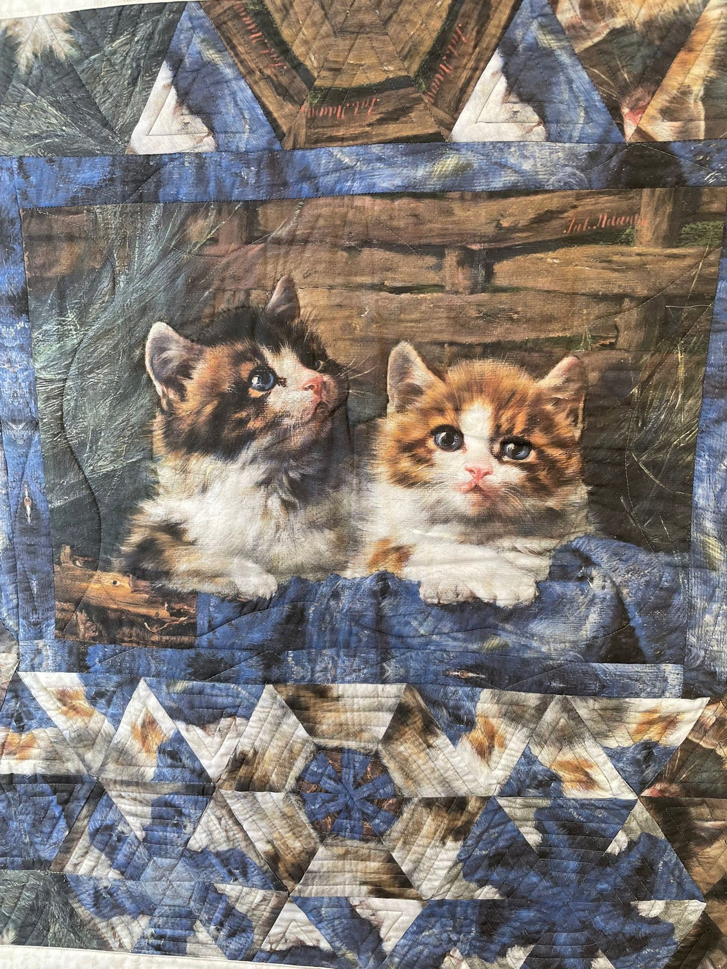 detail tableau patchwork hexagones chats bleu marron