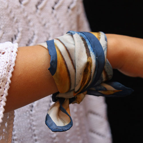 foulard tour de cou porté en bracelet