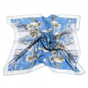 pañuelos de seda azul con flores de cerezo blancas 