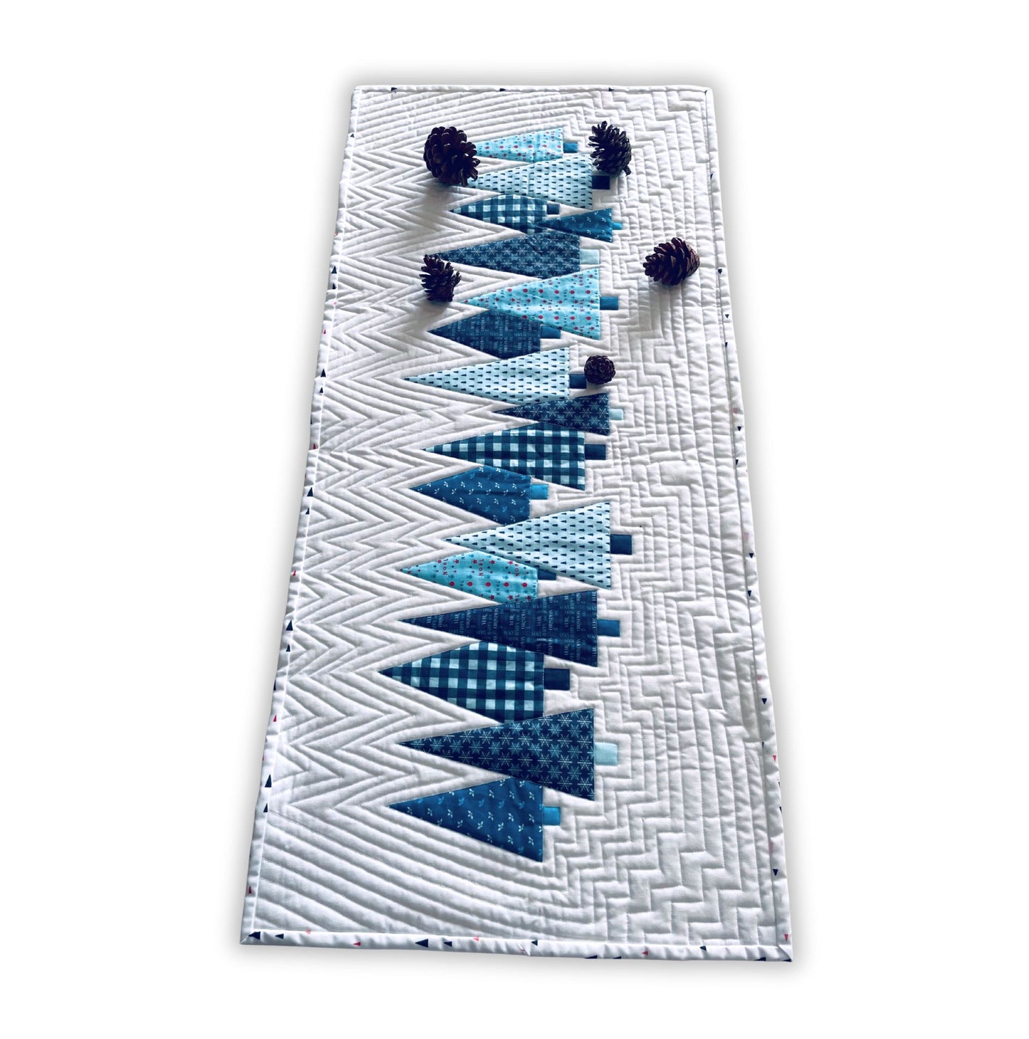 Kit patchwork de Noël – Chemin de table appliqué Sapins bleus