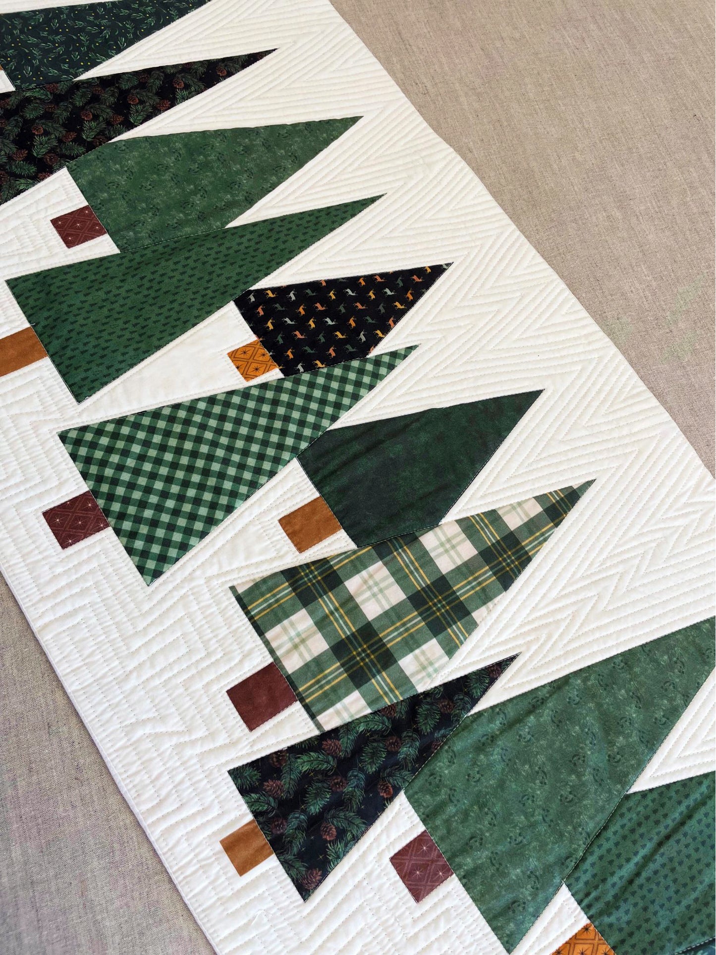 chemin de table patchwork de Noël appliqué sapins verts détail du quilting