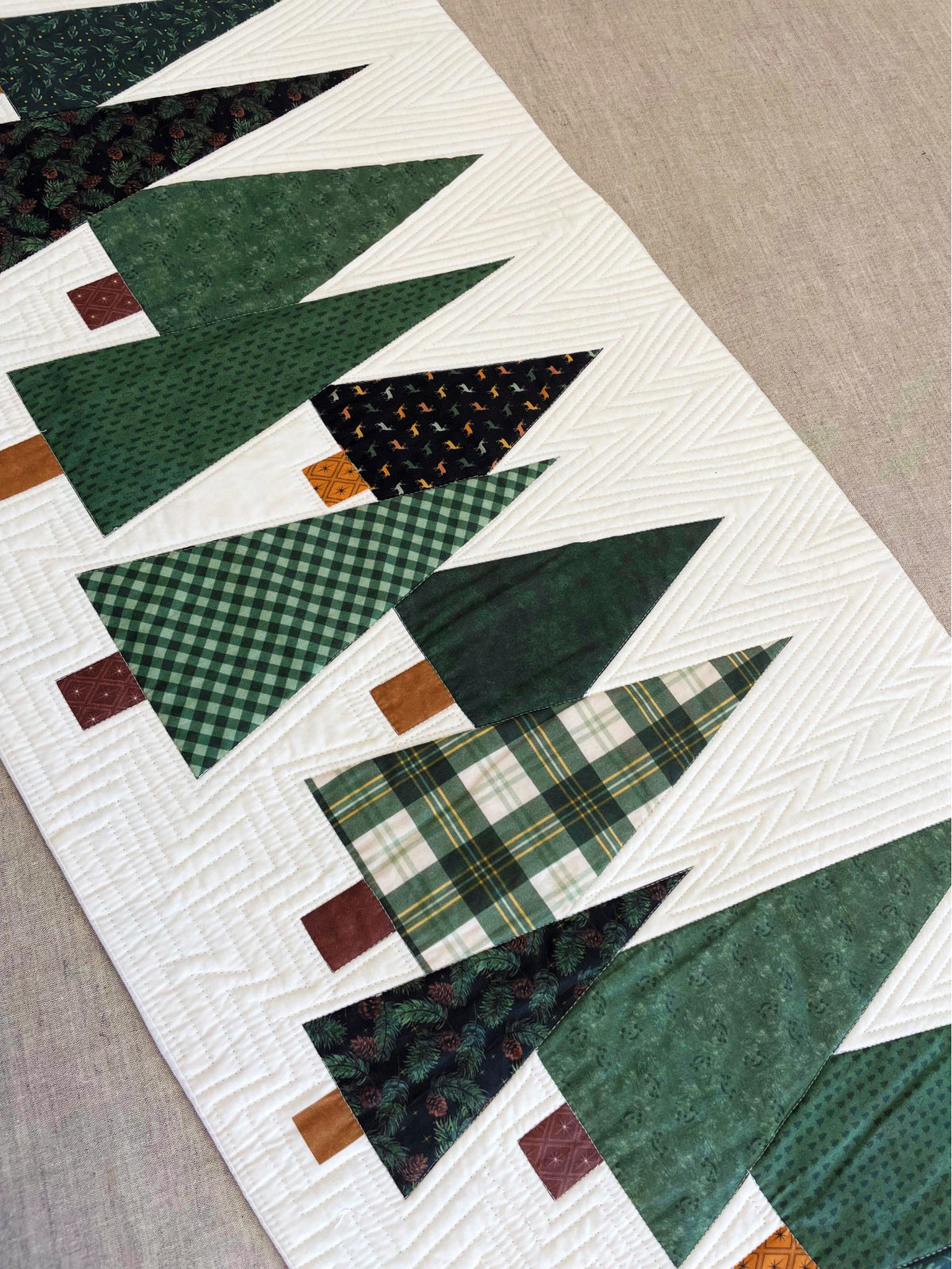 chemin de table patchwork de Noël appliqué sapins verts détail du quilting