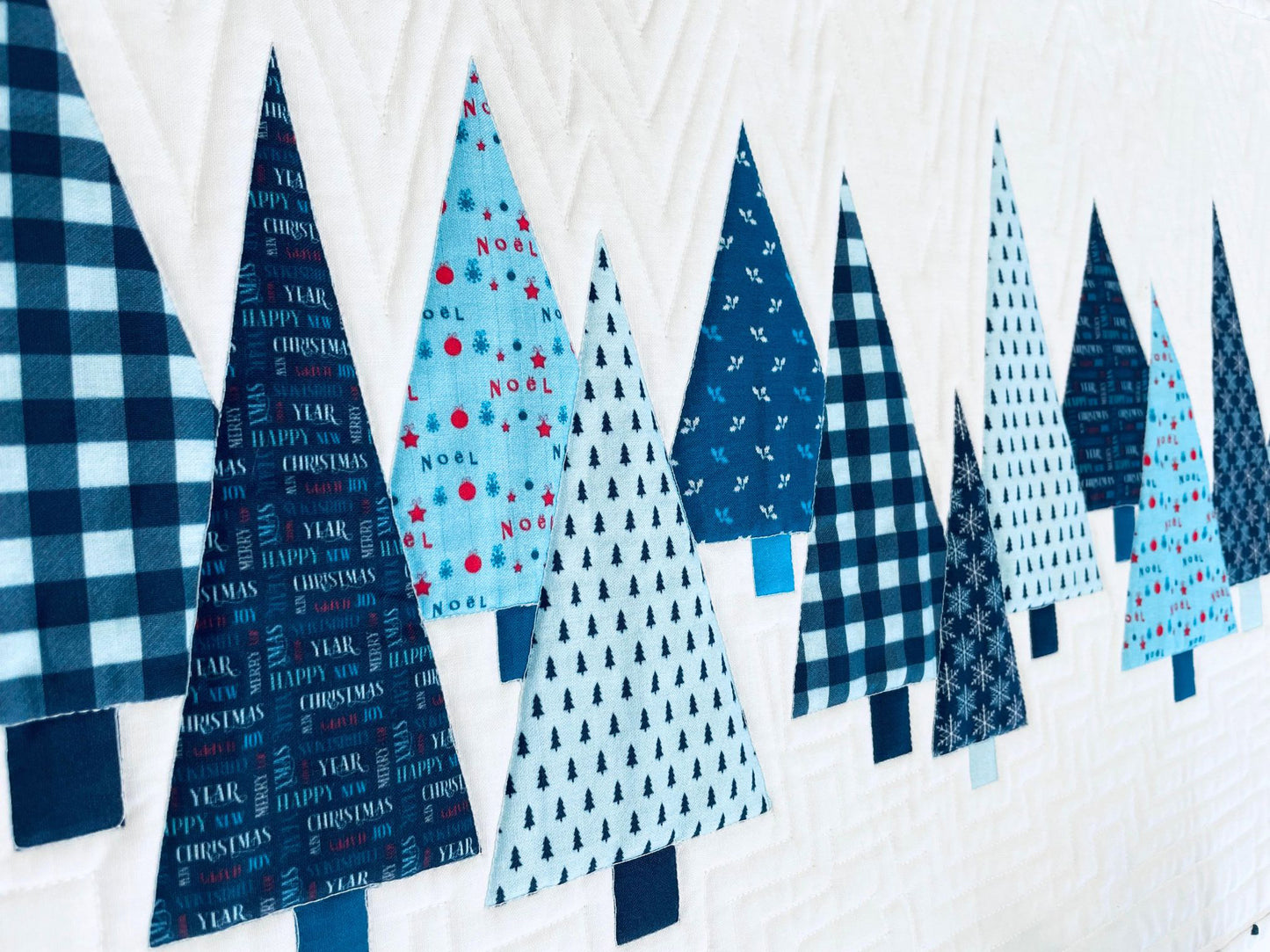 Kit patchwork de Noël – Chemin de table appliqué Sapins bleus