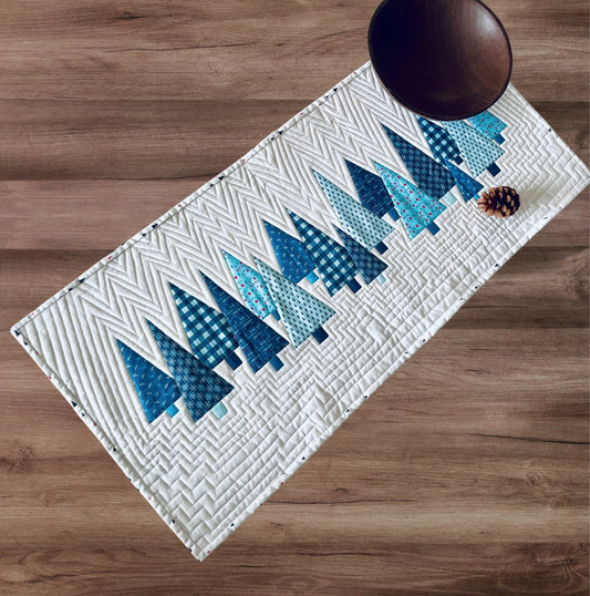 Kit patchwork de Noël – Chemin de table appliqué Sapins bleus
