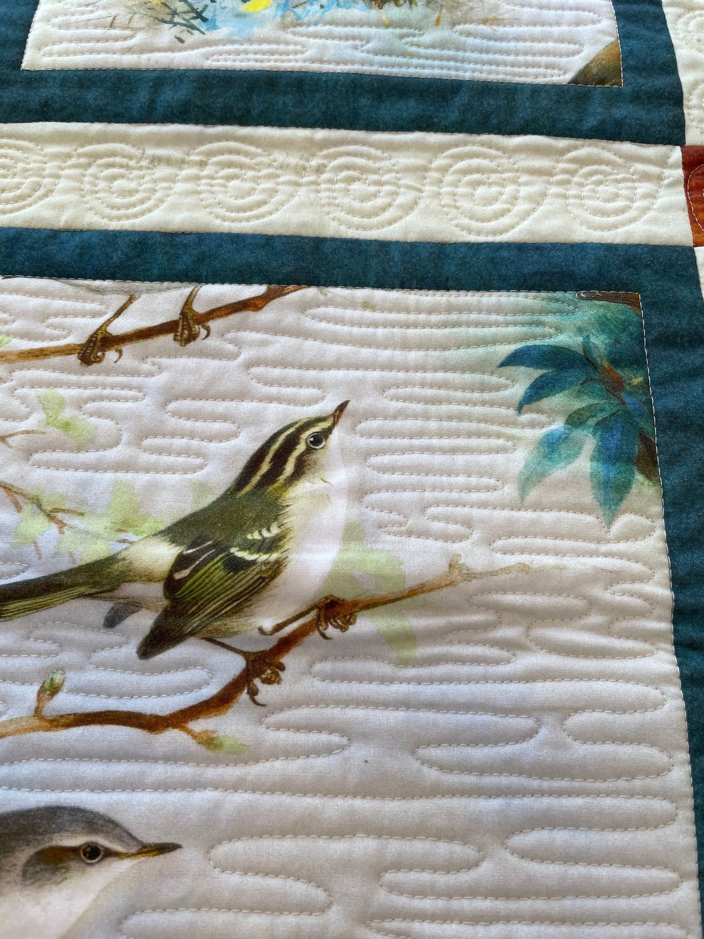 Détail du matelassage machine libre sur oiseau 