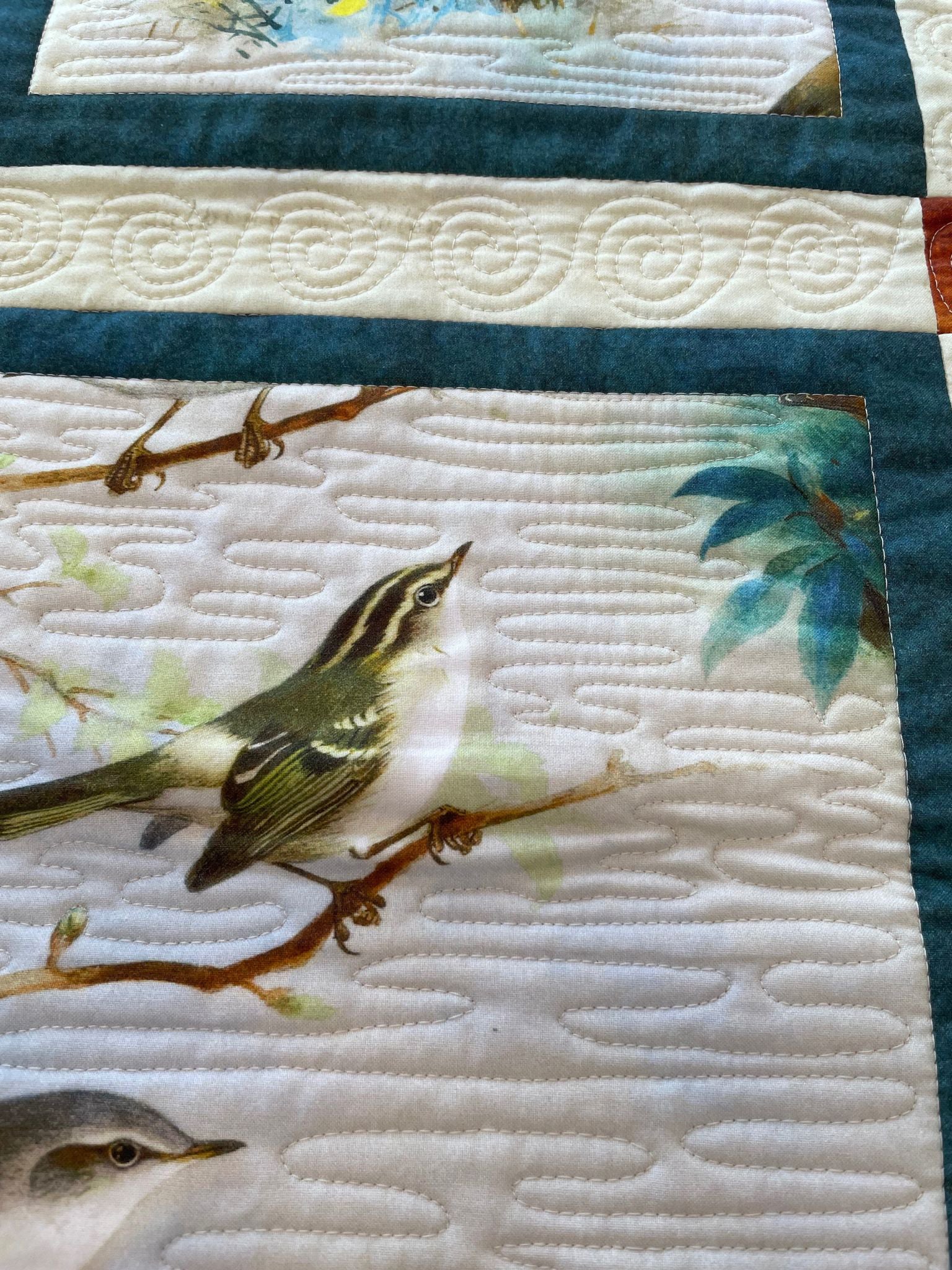 Détail du matelassage machine libre sur oiseau 