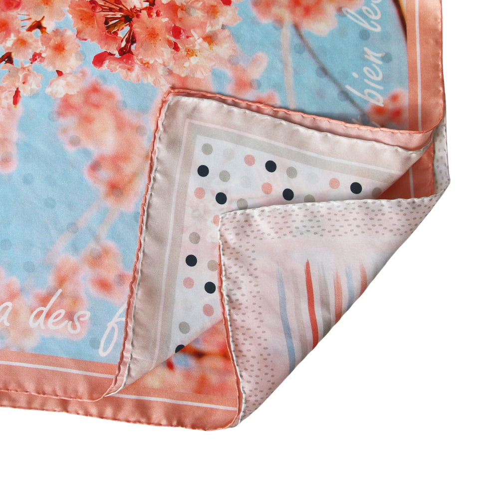 Ourlet roulotté main sur twill de soie