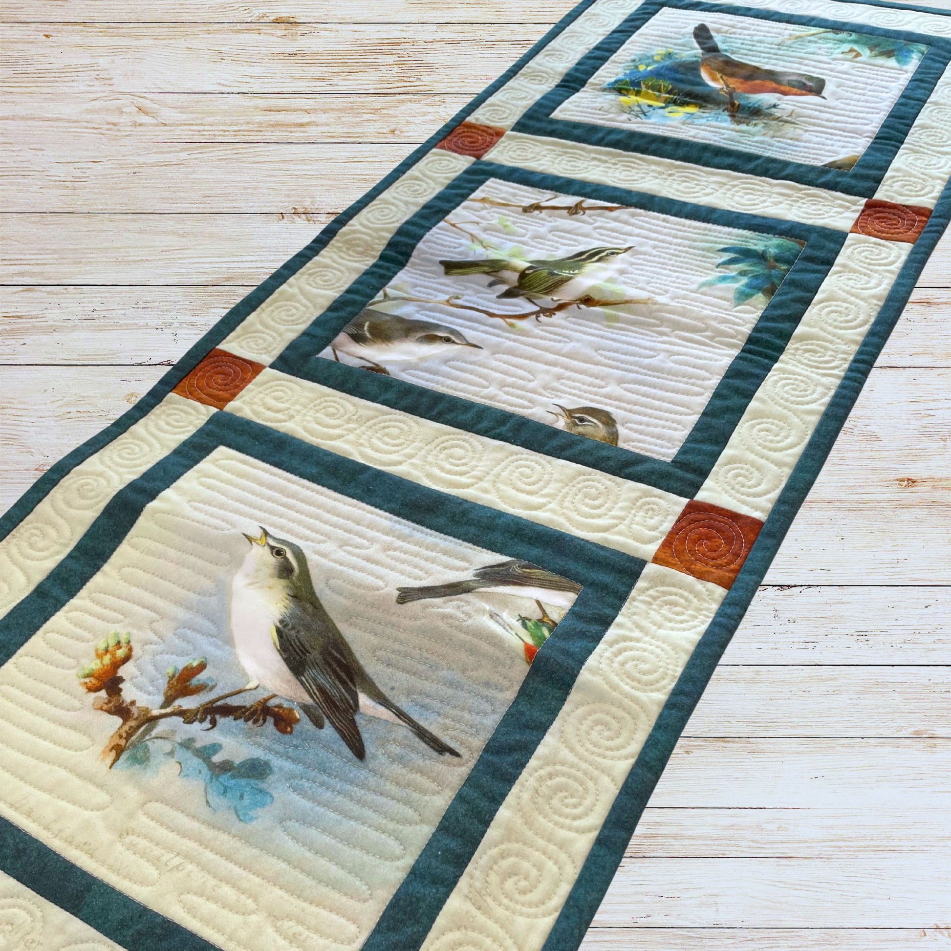 Chemin de table en patchwork aux oiseaux de 3 blocs