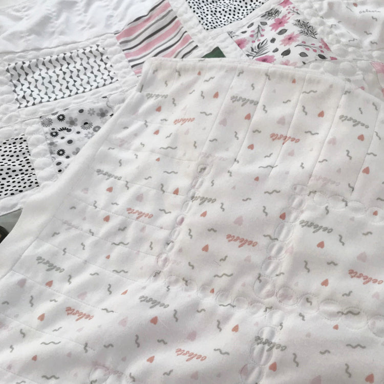 Tissu personnalisé de prénom enfant sur envers de couverture en patchwork