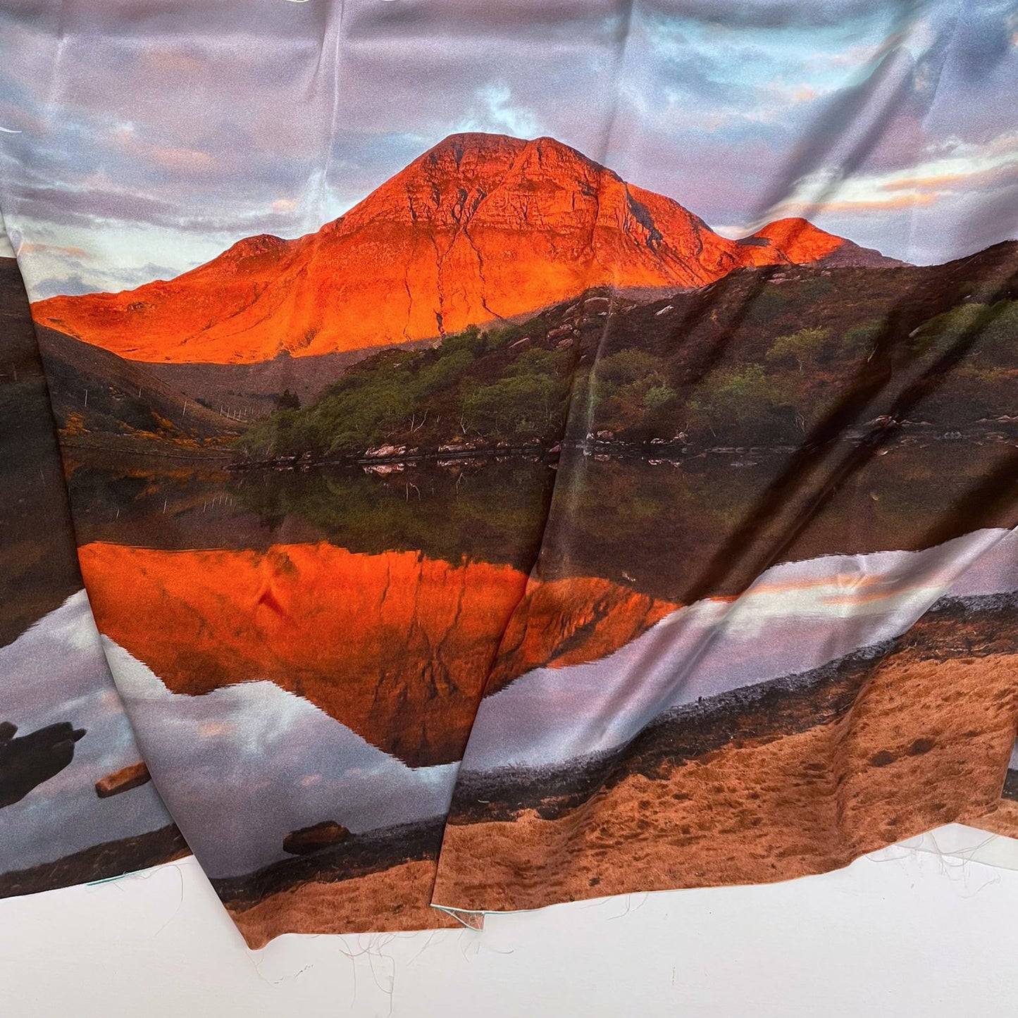 photo imprimée sur tissu grand format en satin de soie naturelle montagne reflétée dans un lac