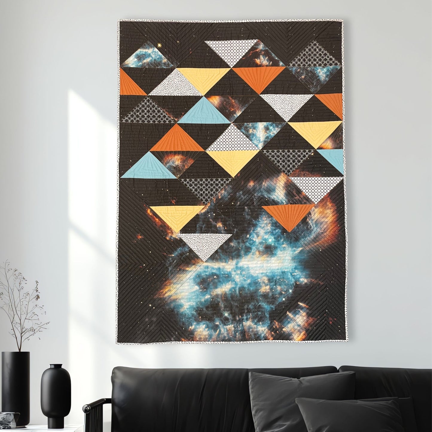 Quilt patchwork moderne artisanal déco murale motif espace et triangles noir, bleu, jaune, ocre