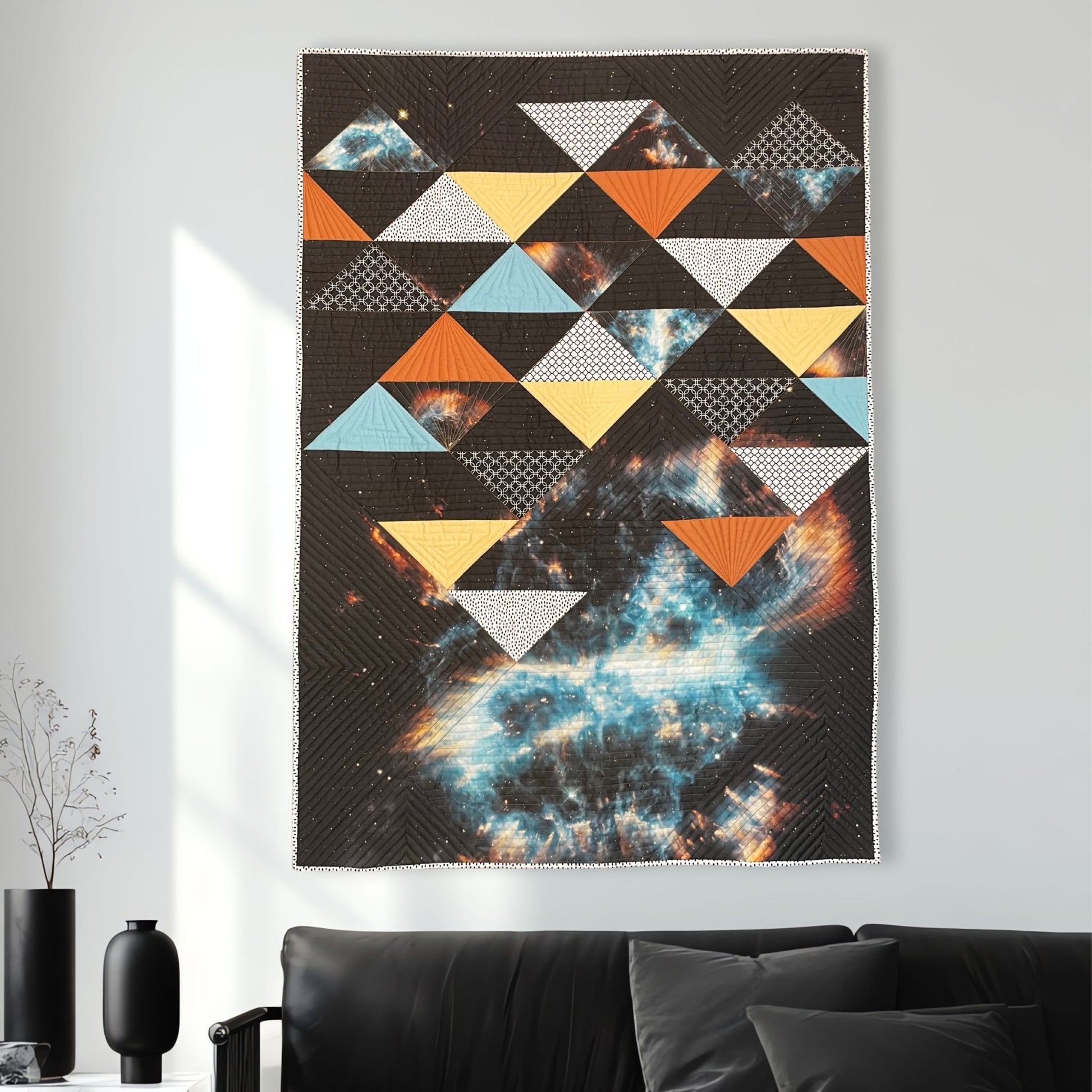 Quilt patchwork moderne artisanal déco murale motif espace et triangles noir, bleu, jaune, ocre