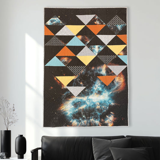 Quilt patchwork moderne artisanal déco murale motif espace et triangles noir, bleu, jaune, ocre