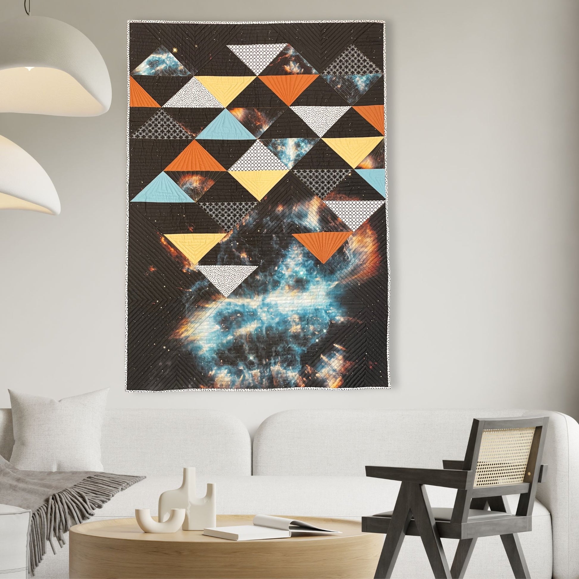 Déco moderne avec quilt mural motif géométrique nébuleuse, noir, bleu, jaune, ocre