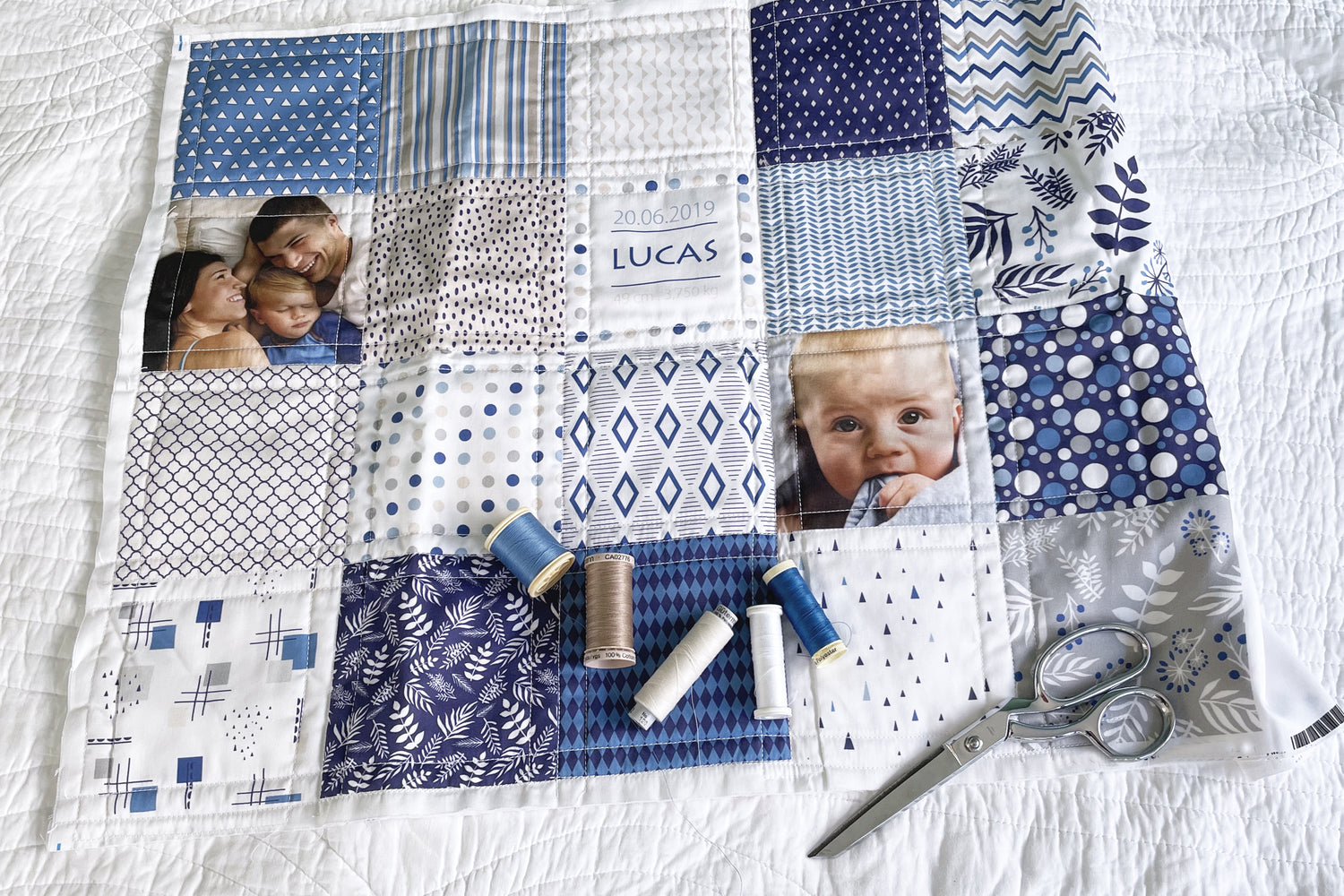 Couverture en patchwork pour bébé personnalisée de photos et nom bleu et blanche