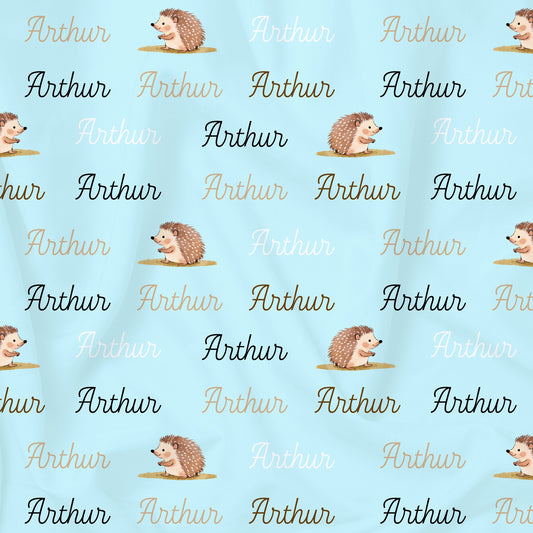Tissu enfant prénom customisé et hérissons sur fond bleu turquoiset, en jersey, popeline ou mousseline de coton bio, au mètre. 