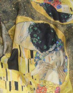 foulard Klimt le baiser détail de l'impression sur soie haute définitione