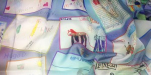 pañuelo de seda estampado con dibujos infantiles